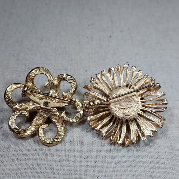 Two Aventurine Gold tone Pins LOT One is marked Kramer - Picture 3 of 5